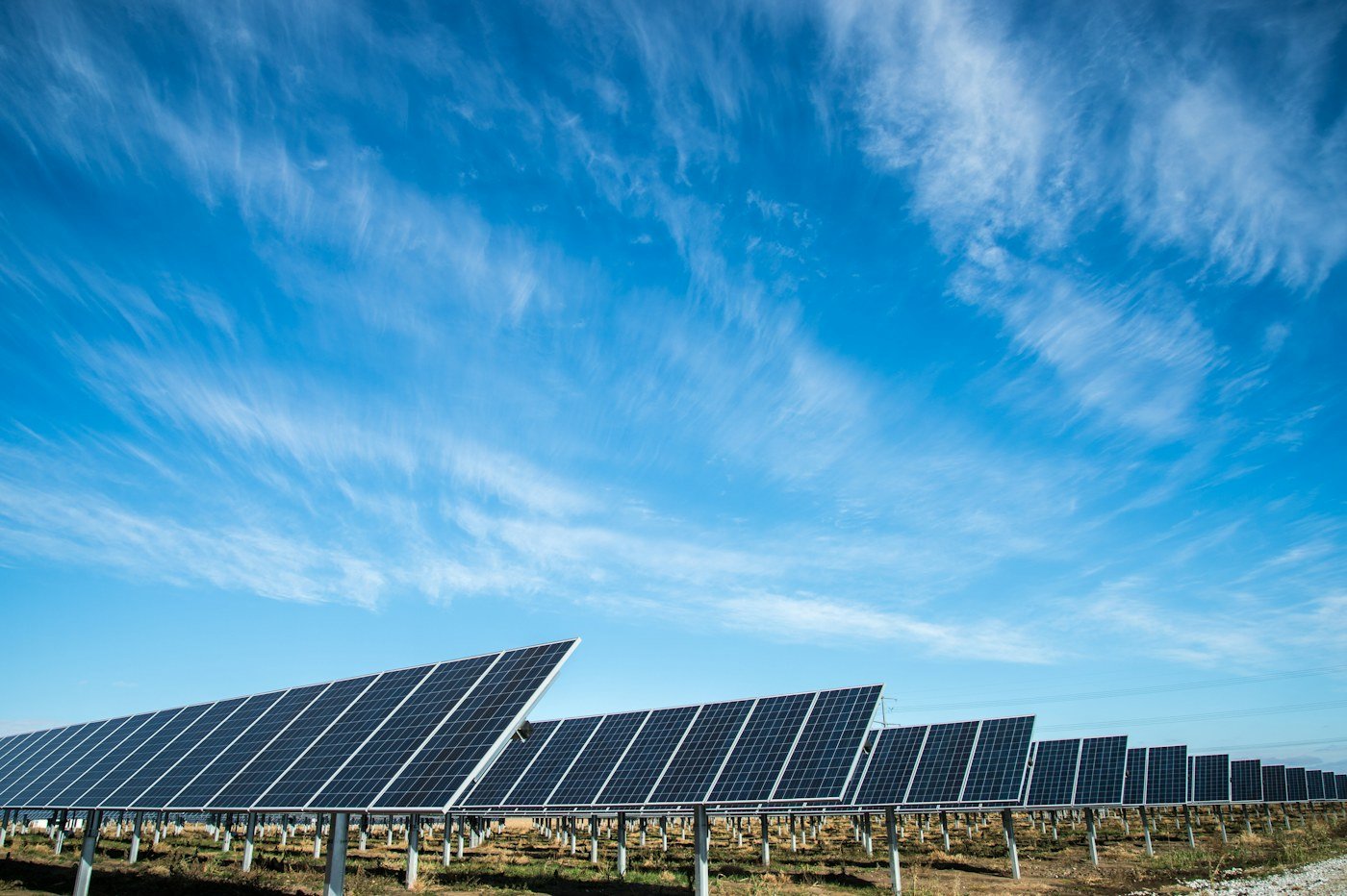 Impianto fotovoltaico sotto un cielo azzurro